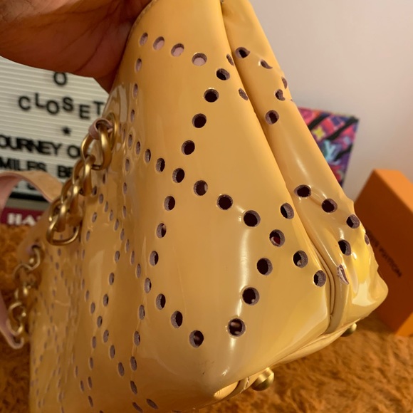 💯 Authentic Chanel Cream Perforated Shopper - Picture 12 of 16